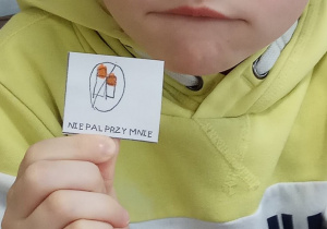 chłopiec trzyma znaczek